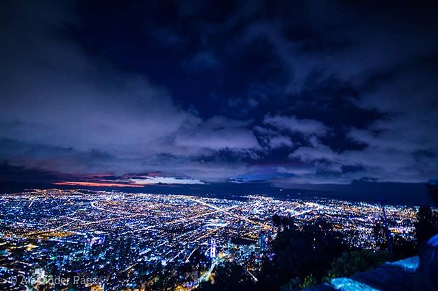 La #noche se extiende en #Bogota ( #landscape #wallpaper #colombia )