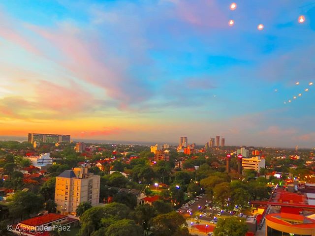 Un #atardecer de noviembre en #Paraguay (un espectáculo de vista lástima los reflejos que se colaron en la fotografia) #sunset #landscape #wallpaper (1)